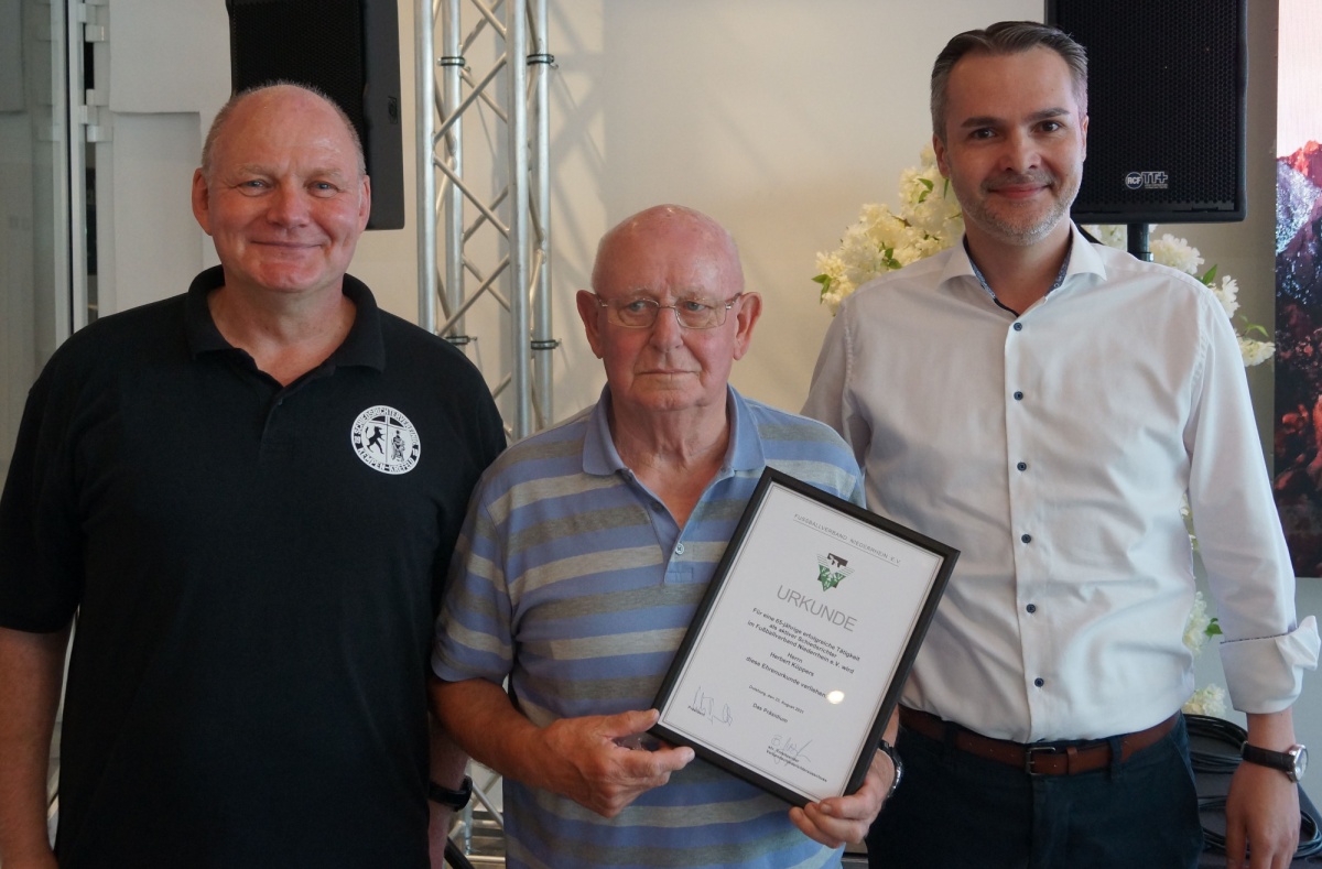 65 Jahre lang Schiedsrichter: Der 86-jährige Herbert Küppers wurde geehrt